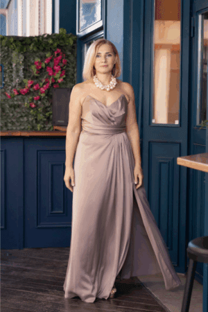Μακρύ strapless σατέν φόρεμα σε μπεζ-σαμπανί απόχρωση