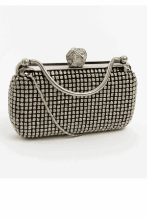 τσάντα–clutch με χερούλι από μέταλλο.
