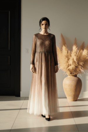 Μακρύ βραδινό φόρεμα σε nude–σαμπανί απόχρωση