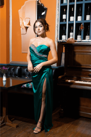 Μακρύ βραδινό φόρεμα σε εντυπωσιακή σμαραγδί απόχρωση,